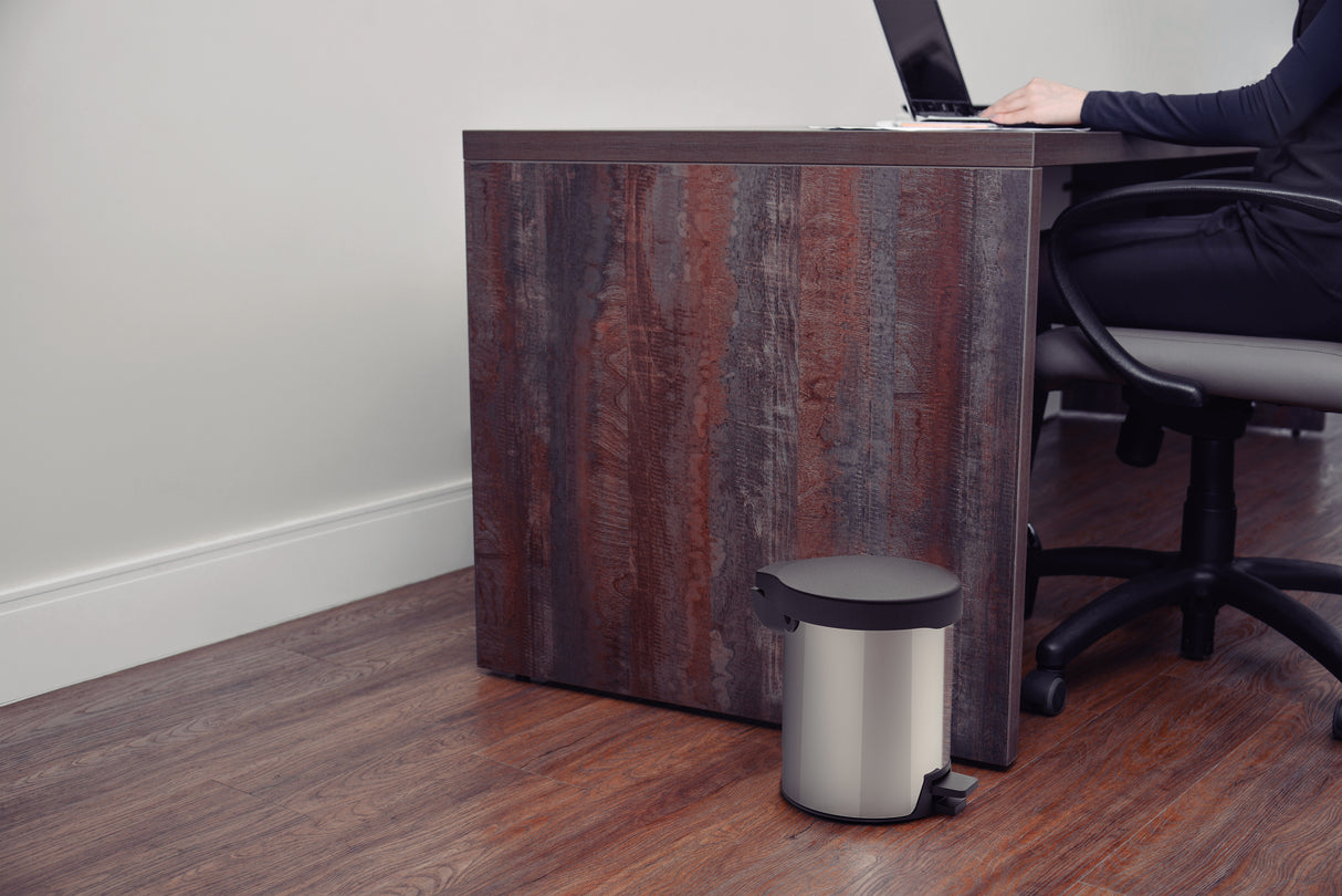 New stainless steel pedal trash can with polished finish, 5 L