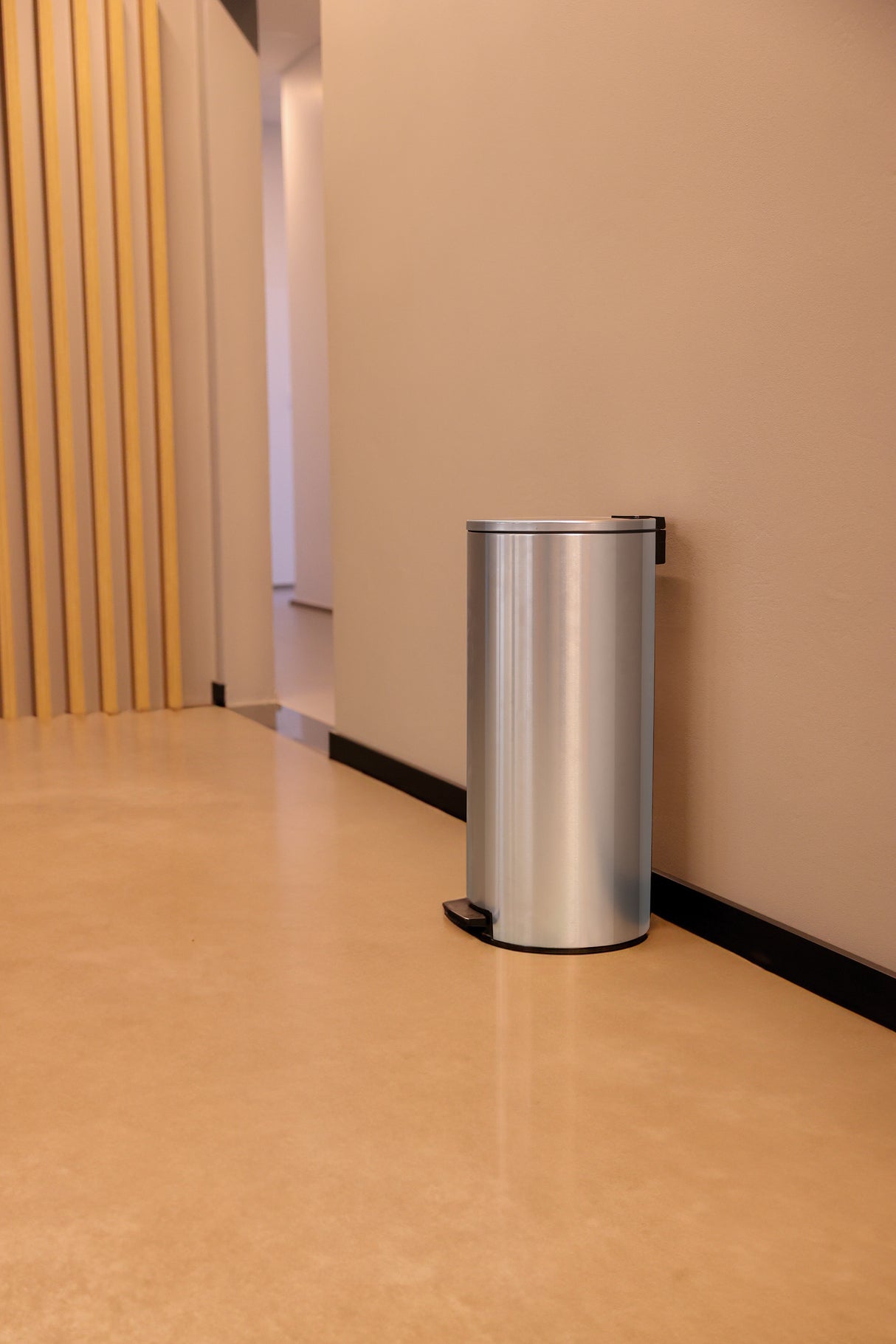 stainless steel pedal trash bin Loop with a pulished finish and removable internal bucket 30 L