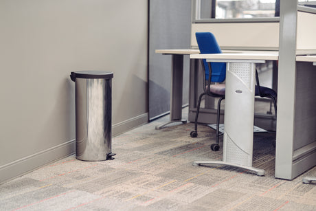 New stainless steel pedal trash can with polished finish, 30 L
