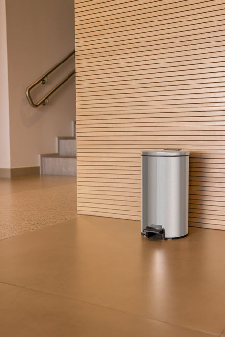 stainless steel pedal trash bin Loop with a pulished finish and removable internal bucket 5 L